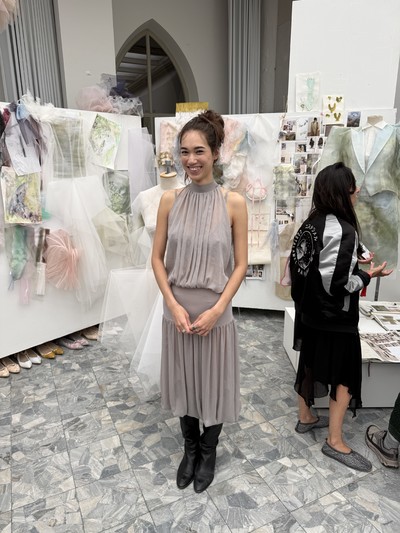 Student Yvonne Schichtel in front of her graduation collection. - © System Magazine