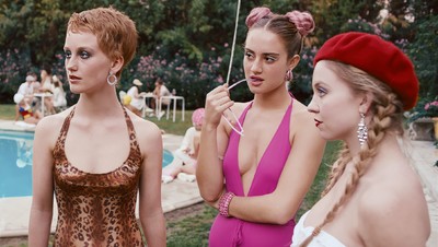 Donni Davy - © India Menuez, Grace Van Patten and Sydney Sweeney in David Robert Mitchell&rsquo;s* Under the Silver Lake*, 2018. Courtesy of A24 Films., System Magazine