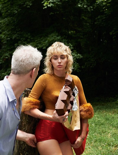 Mel Ottenberg with Miley Cyrus, June 2021. - © Photo: Brianna Capozzi, System Magazine