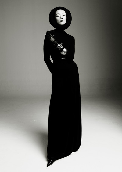 Zhong Lin. - © Dress, gloves, belt and shoes by Tom Ford, headwear by Ala&iuml;a, and bracelet by Zhuchongyun., System Magazine